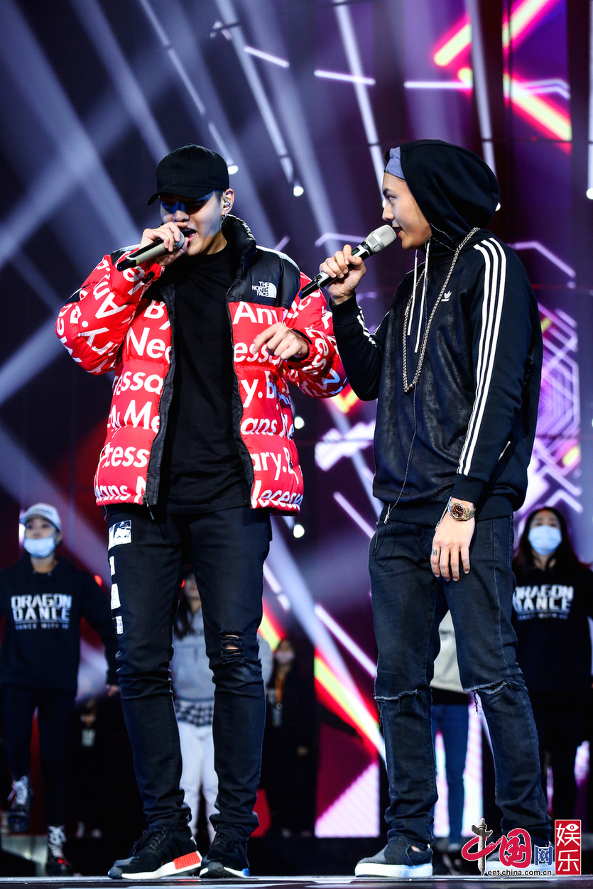 九游网站入口官网 -包含圣安东尼奥马刺发布备战花絮，转会期内部沟通，社区盾任务艰巨，临场指挥获称赞的词条